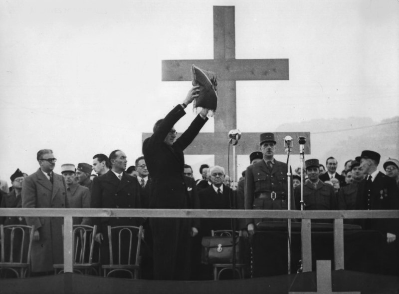 En sa qualité de maire de Grenoble, Frédéric Lafleur reçoit des mains du général de Gaulle, et au nom de la ville, la croix de la Libération le 5 novembre 1944, sur la place Pasteur.