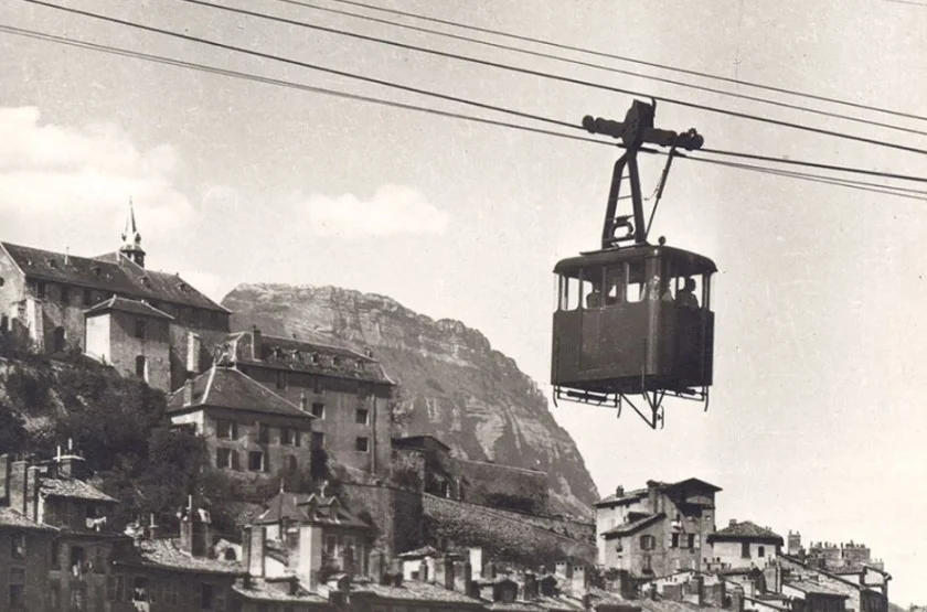 Vue du couvent Sainte-Marie-d'en-Haut en 1943 avec le téléphérique de Grenoble au premier plan.