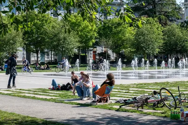 Au Jardin des Vallons (Caserne de Bonne de Grenoble) un groupe de jeunes prend le frais devant la fontaine.