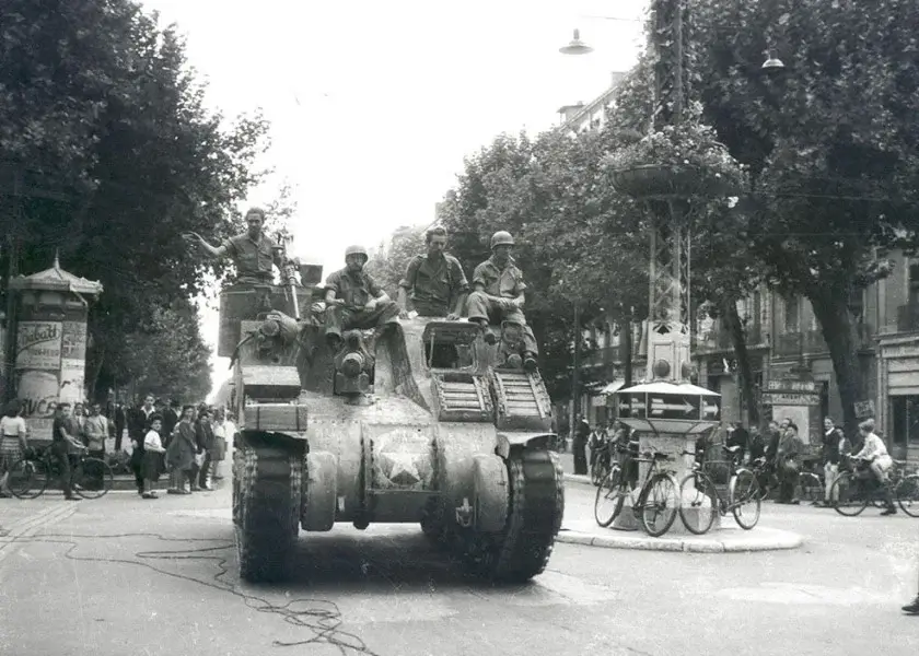 Défilé sur le cours Jean Jaurès le 22 août 1944. Des maquisards sont sur des tanks.