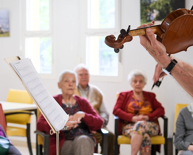 Joueur de violon dans un établissement pour personnes âgées