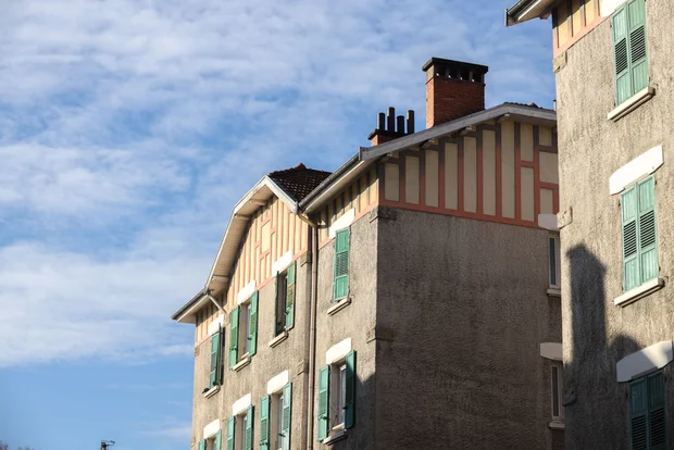 Bâtiments de la cité de l’Abbaye en pleine rénovation.