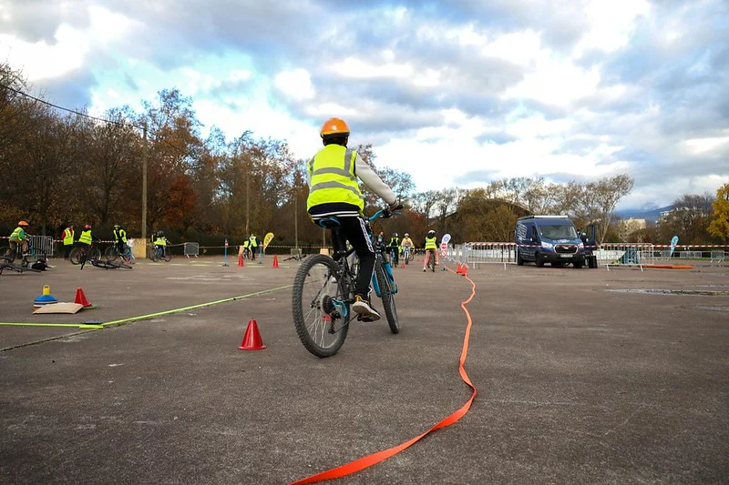 lancement école du vélo de Grenoble, avec enfant à vélo