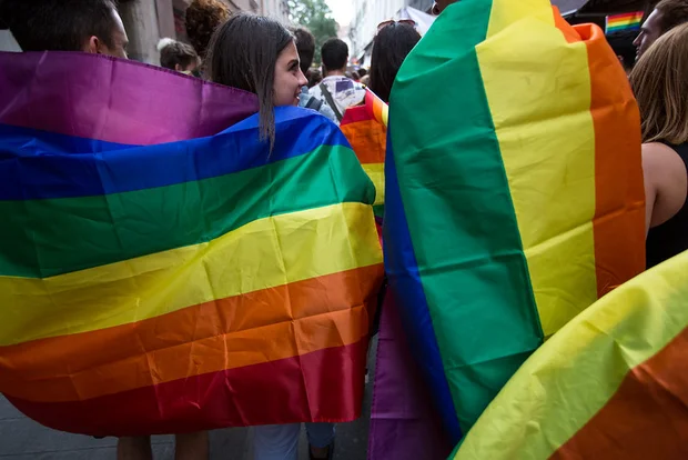 Marche des fiertés, dans les rues de la Grenoble en 2017. Ne nombreux jeunes arborent le drapeau arc-en-ciel.