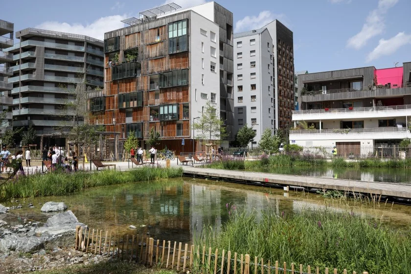 Immeubles d'habitation au bord d'une étendue d'eau dans le quartier Cambridge de Grenoble.