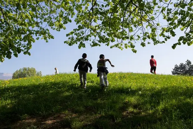 Deux enfants grimpent une colline dans le parc Jean Verlhac.