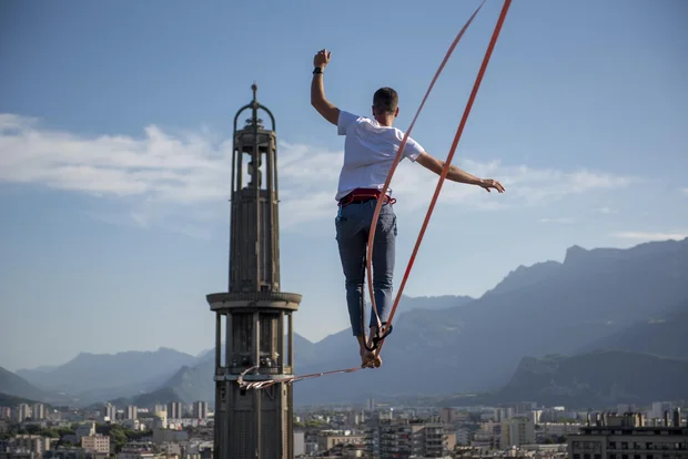 Traversée en highline de la Tour Perret à l'Hôtel de Ville par l'artiste Nathan Paulin.