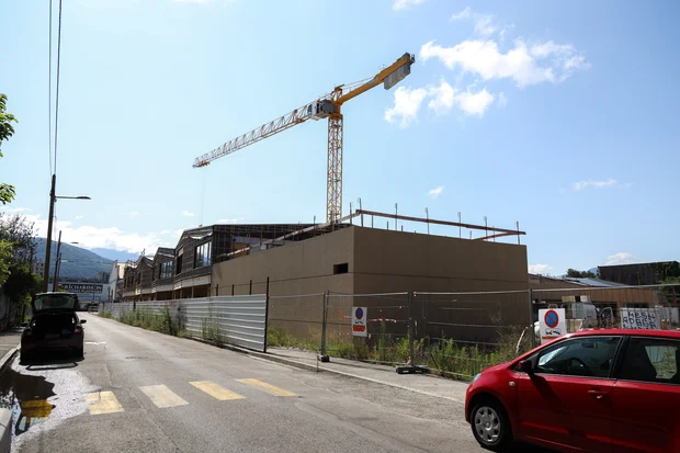 Rue Georges Sand, le Groupe scolaire Anne Sylvestre en construction avec une grue de chantier.