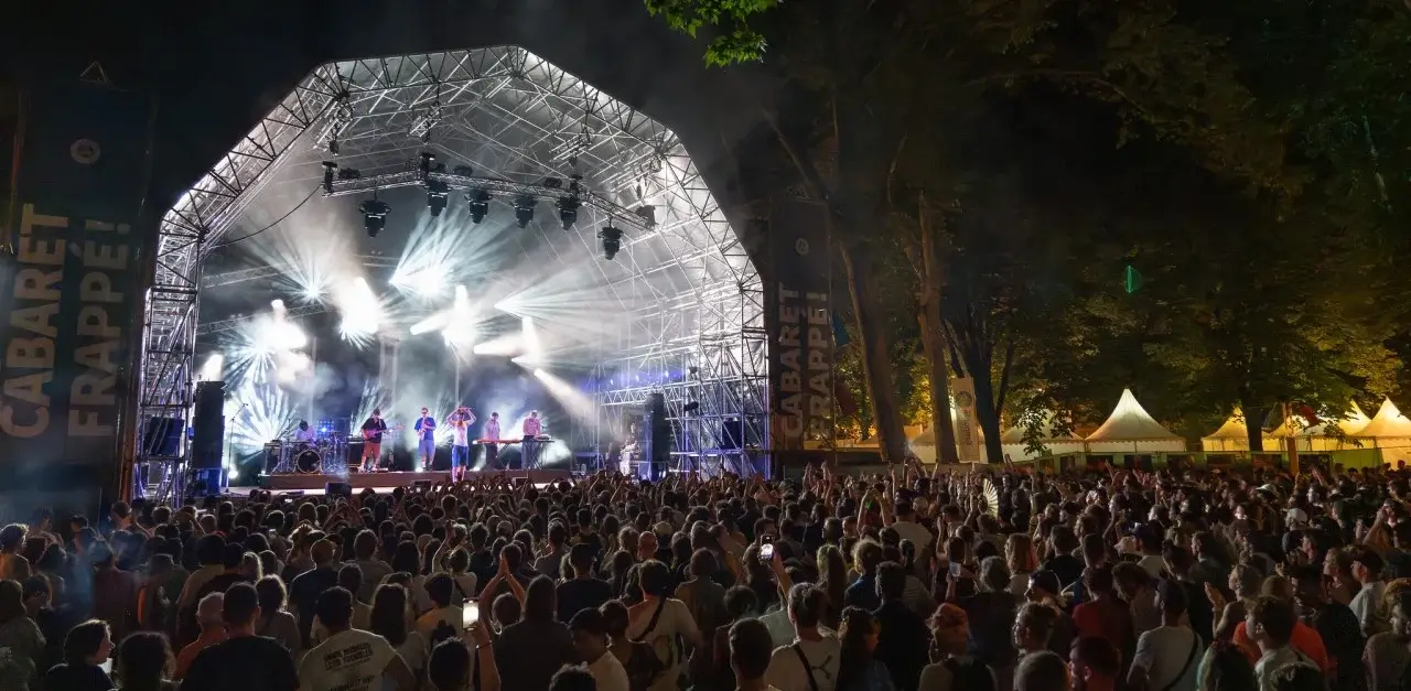 Grande scène du Cabaret Frappé au Jardin de Ville de Grenoble en juillet 2024.