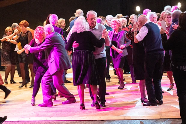 Séance de bal pendant les Thés dansants au Palais des sports.