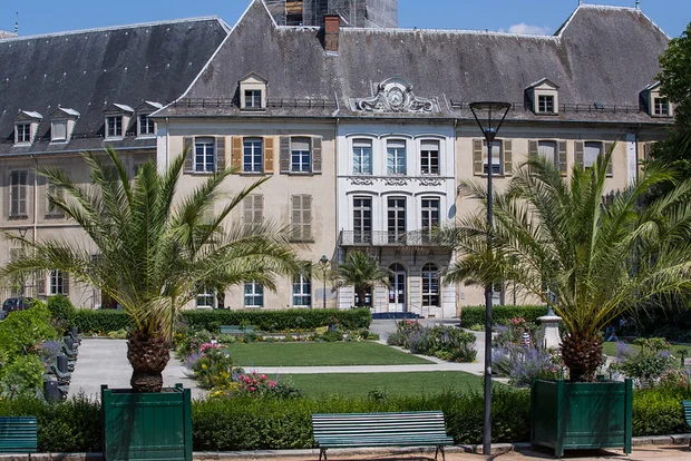 Hôtel de Lesdiguières. Ancien hôtel de ville. Au rez-de-chaussé se trouvent les Relations Internationales ainsi que la bibliothèque du Jardin de ville. Juste devant la Roseraie.