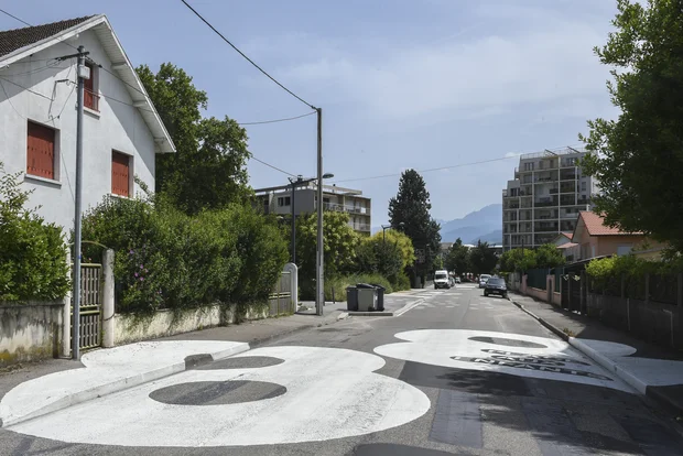 La rue Guy de Maupassant avec ses premiers aménagements Place(s) aux enfants : signalisation au sol.