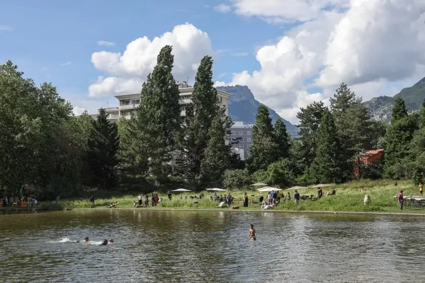 Des enfants se baignent dans le lac du parc Georges Pompidou à Grenoble.