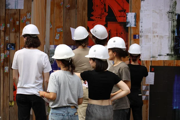 Une classe d'une école de Grenoble visite le chantier de la rénovation de la Tour Perret.