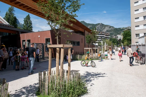 Aménagements au sol restreignant la circulation sur la rue Colonel Tanant devant l'école maternelle Diderot.