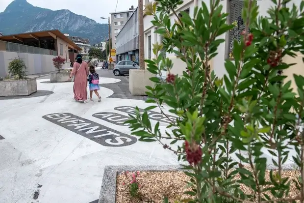 Aménagements au sol restreignant la circulation sur la rue Colonel Tanant devant l'école maternelle Diderot.