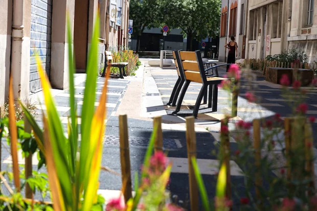 Devant l'école Anthoard, des bancs et des lieux de rencontres sur la rue Anthoard.