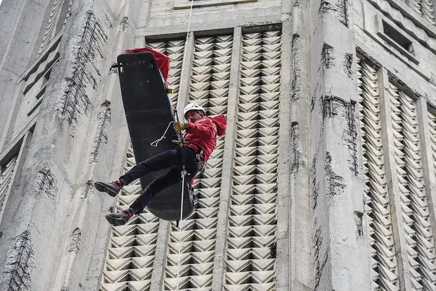 Manoeuvres lors d'exercice des pompiers sur la Tour Perret en novembre 2022. Un pompier descend en rappel de la Tour avec un brancard.