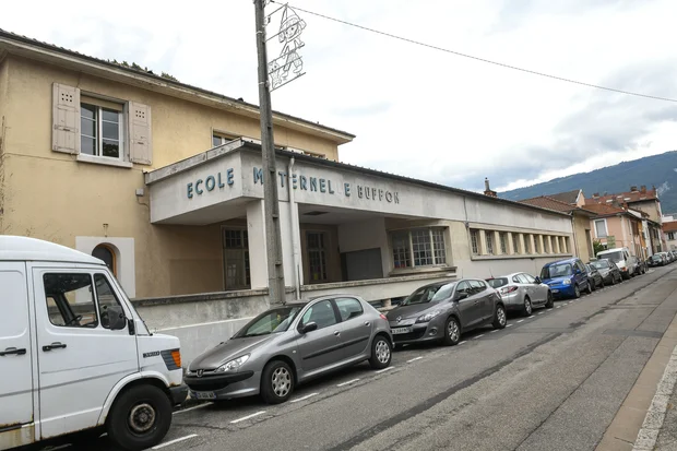 La rue Cuvier et l'entrée de l'école Buffon.