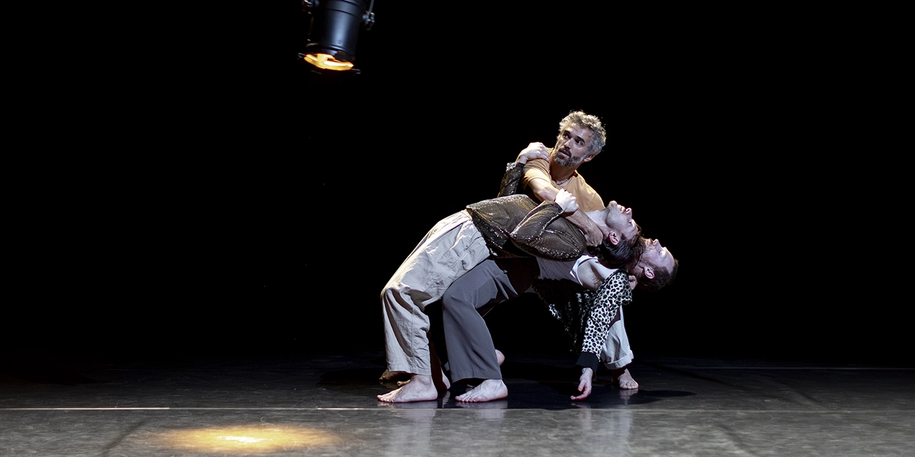 3 danseurs du spectacles Même pas mâle penchés en arrière.