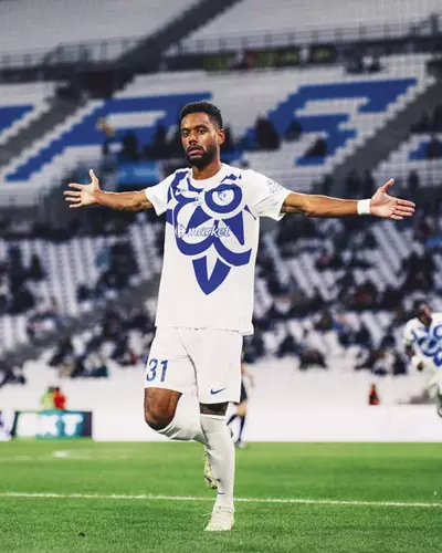 Un joueur arbore un maillot avec le symbole de Grenoble.