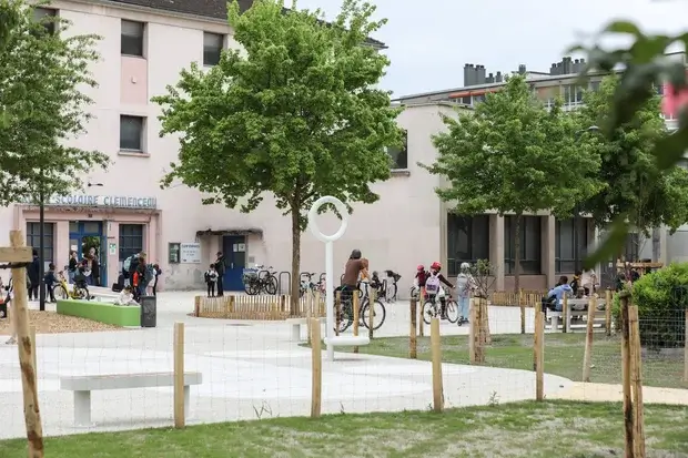 Le Groupe scolaire Clemenceau vu depuis la rue Roger Louis Lachat.