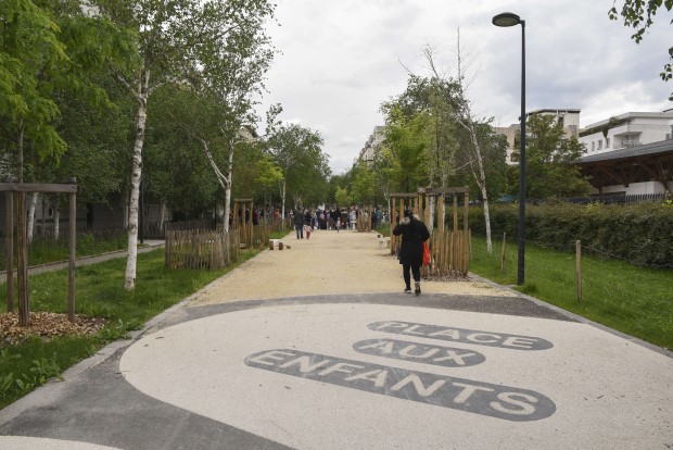 Signalisation au sol du dispositif Place(s) aux enfants sur l'allée des Romantiques.