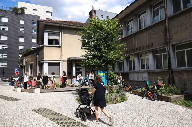 Rue Sergent Bobillot devant l'école maternelle Marceau, signalisation au sol du dispositif Place(s) aux enfants.