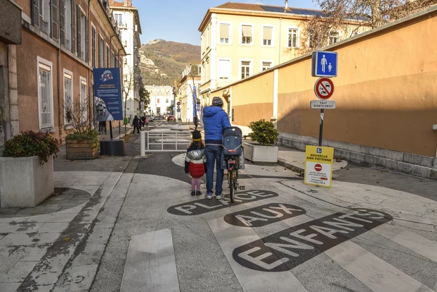 Une barrière ferme la rue des Dauphins devant l'école Menon.