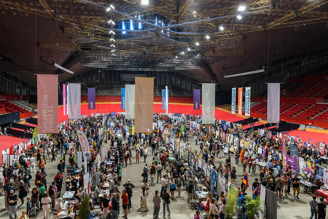 Une foule de personne est rassemblée au Palais des Sports devant les stands des associations.