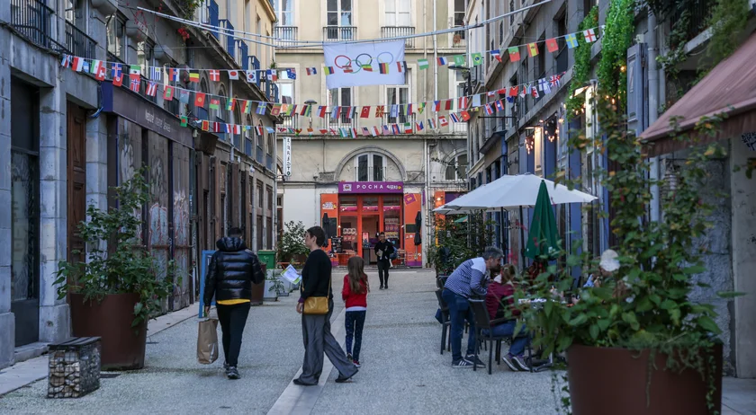 Photo de la rue de la Paix traversée par des passants.
