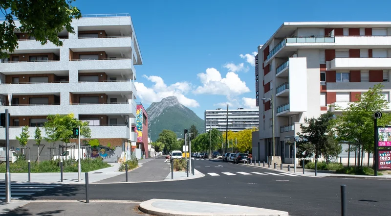 Photo de l'avenue Rhin et Danube avec la nouvelle piste cyclable